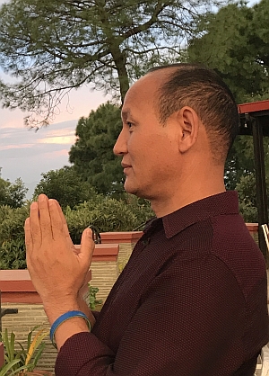 Tempalama-prayermudra-sm